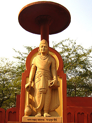 Estatua de Chandragupta fundador del Imperio Maurya